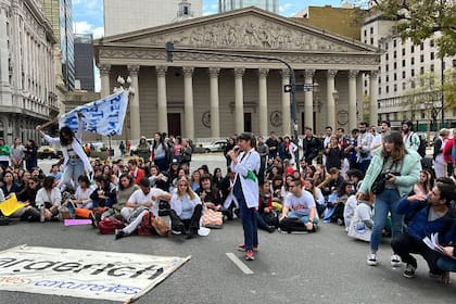 Residentes de hospitales públicos porteños se manifestaron frente a la Plaza de Mayo