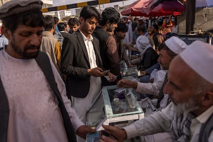 Residentes de Kabul cambian dinero en el centro de la ciudad