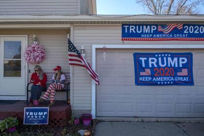 Residentes de Lansing, Michigan, exhiben carteles en apoyo del presidente Donald Trump