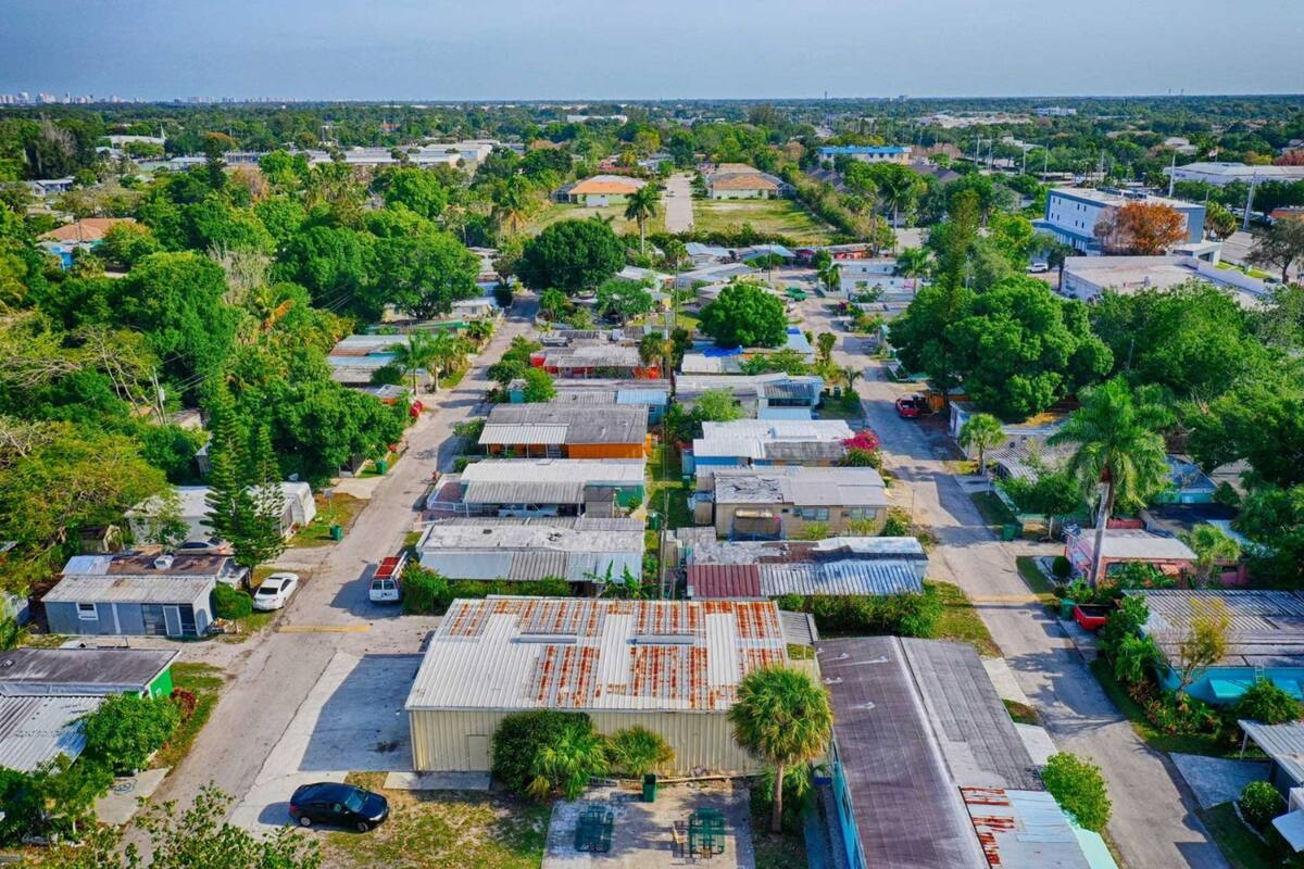Residentes de Palm Lakes Mobile Home Park exigen que se frene la orden de desalojo programada para el 22 de julio
