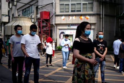 Residentes de Wuhan forman fila para hacerse testeos por el coronavirus