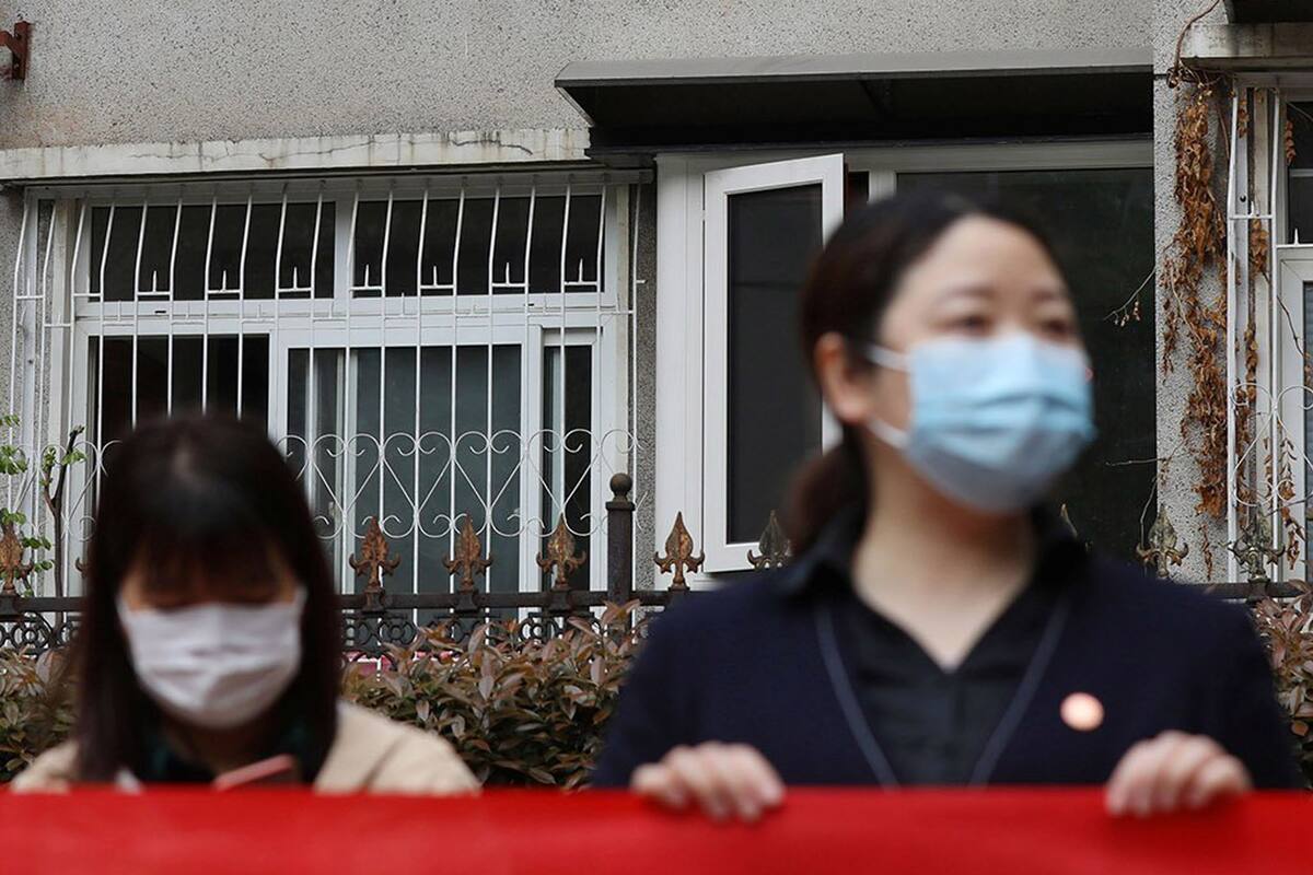 Residentes de Wuhan saludan a personal médico que deja la ciudad
