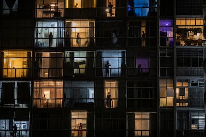Residentes del edificio Copan, el edificio más tradicional de São Paulo, Brasil, construido por el arquitecto Oscar Niemeyer, golpean ollas contra el presidente brasileño Jair Bolsonaro el 18 de marzo de 2020