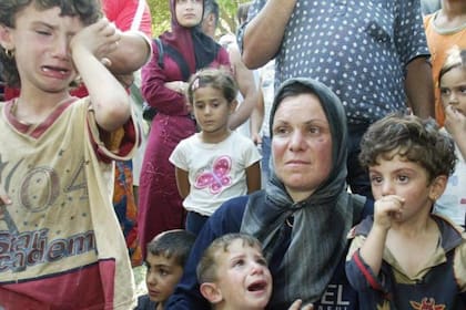 Residentes del sur de Líbano en la ciudad portuaria de Saida tras huir de los bombardeos israelíes, el 21 de julio de 2006