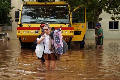Residentes evacúan un vecindario inundado por fuertes lluvias en Canoas, estado Rio Grande do Sul, Brasil (Foto AP /Carlos Macedo)
