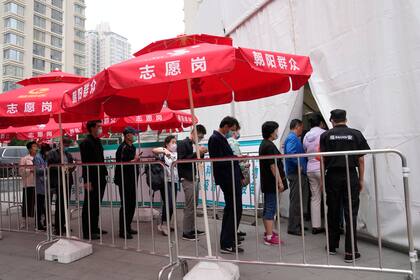 Residentes hacen fila en el exterior de un centro de vacunación contra el Covid-19, en Beijing, el 2 de junio de 2021