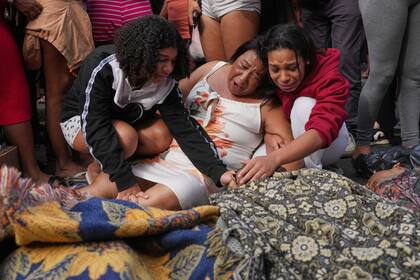 Residentes lloran a sus parientes que fueron asesinados por la Policía en Río de Janeiro
(AP Photo/Silvia Izquierdo)