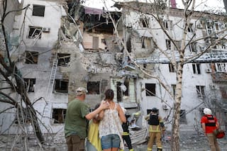 Ucrania lanza 400 drones hacia Moscú mientras Zelensky enfrenta protestas