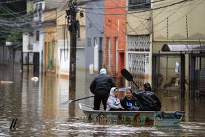 Bajan los ríos pero persisten las lluvias y las inundaciones en el sur de Brasil