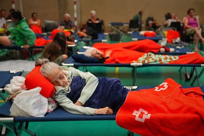 Residentes pasan la noche en un recinto deportivo tras ser evacuados de sus casas debido a la amenaza de un incendio, en Cebreros, Ávila, España, el 24 de julio de 2026. (AP Foto/Manu Fernandez)