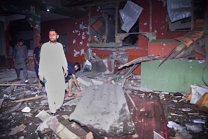 Residentes revisan los daños en un edificio causados por un supuesto ataque con misiles de la India, cerca de Muzaffarabad, el miércoles 7 de mayo de 2025, en la capital de Cachemira, bajo control de Pakistán. (AP Foto/M.D. Mughal)