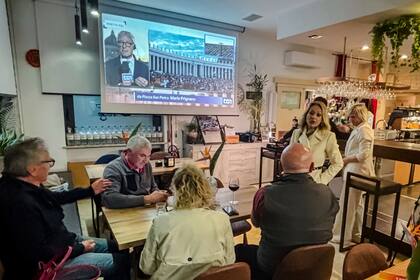 Residentes se reúnen para beber vino tinto y ver el cónclave en pueblo natal de cardenal Parolin