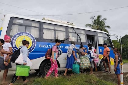 Residentes son evacuados a terrenos más seguros mientras el tifón Kalmaegi se acerca a la zona de San Miguel, en la provincia de Leyte, Filipinas