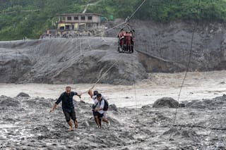 Cambiar comida por medicinas y cruzar el río en tirolesa, parte de la vida en zona inundada de Nepal