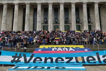 Residentes venezolanos protestan frente a la Facultad de Derecho de la UBA