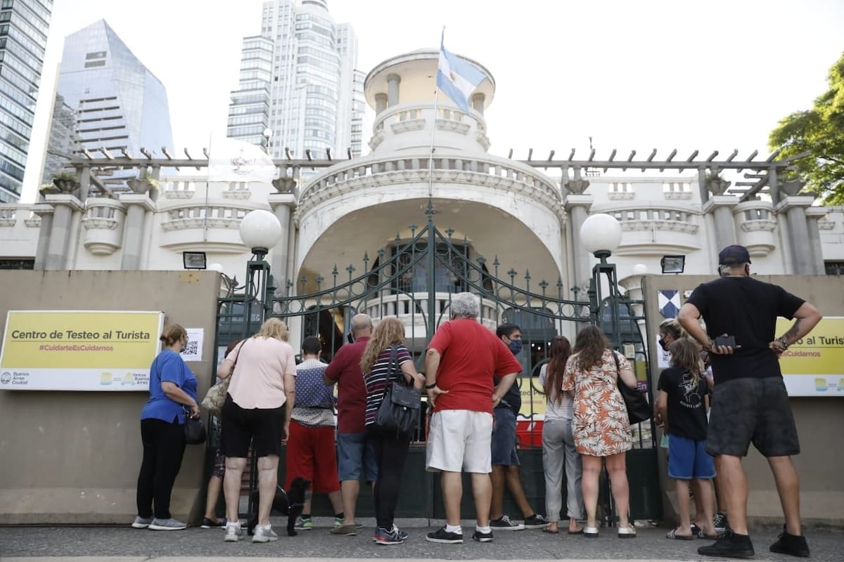 Residentes y turistas esperan para realizarse la muestra de saliva en el Edificio de la Munich, Costanera Sur
