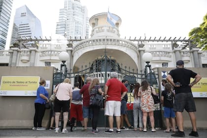Residentes y turistas esperan para realizarse la muestra de saliva en el Edificio de la Munich, Costanera Sur