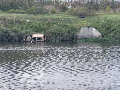 Residuos cloacales y de otro tipo se acumulan en la cuenca del arroyo El Gato y el río Santiago, afluentes del Río de la Plata