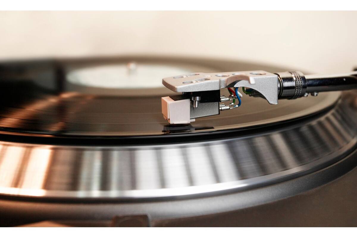 Resignamos la posesión de nuestros objetos culturales en nombre de la practicidad. En la imagen, el cabezal y la cápsula de una bandeja giradiscos de vinilos