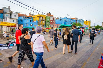 Resiliencia y su recorrido desde la llamada Torre de los Ingleses hasta el Ministerio de Educación guiados por jóvenes de un emprendimiento de turismo comunitario del mismo Barrio 31