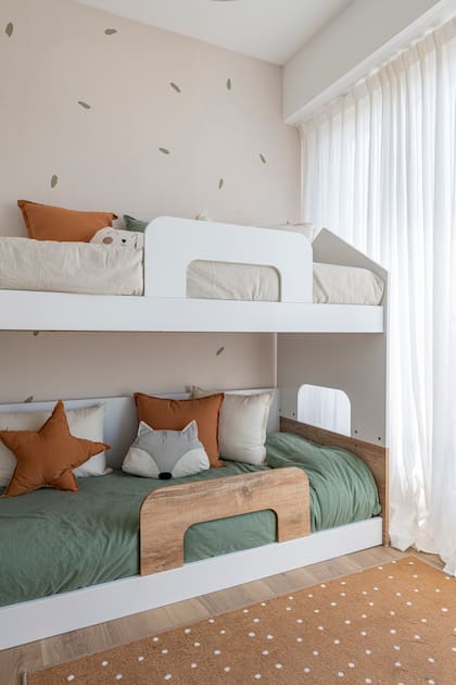 ‘’Resolvimos todo en un mismo lugar, lo que hizo el proceso más fluido’' cuenta Sheila. Empapelado a medida (Mentha Wallpaper), ropa de cama, cama y alfombra (Muebles Más Chicos).