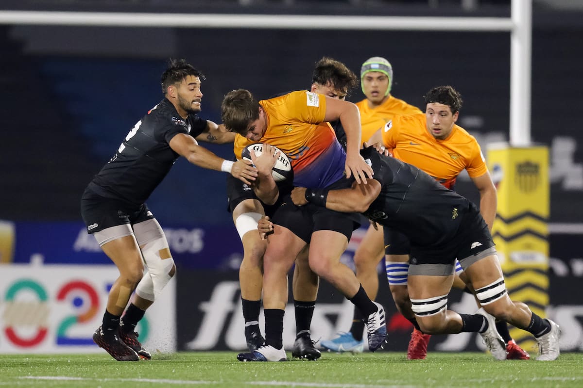 Respaldado por Agustín Segura y Lautaro Bávaro, Martín Vaca avanza con dificultad, como Jaguares lo hizo frente a Olimpia Lions para ser finalista de la Superliga Americana de Rugby.