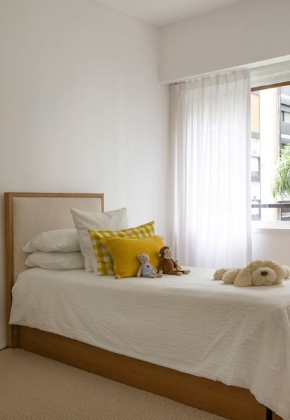 Respaldo de cama (Estudio MMC). Ropa de cama y almohadones (Pottery Barn e Ikea).