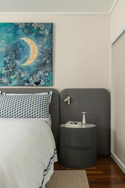 Respaldo de cama (Hilo Argentina). Mesa de luz (Ajedrez) y ropa de cama (Angelina Linen).