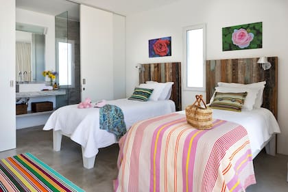 Respaldos de madera recuperada con lámparas cromadas individuales.