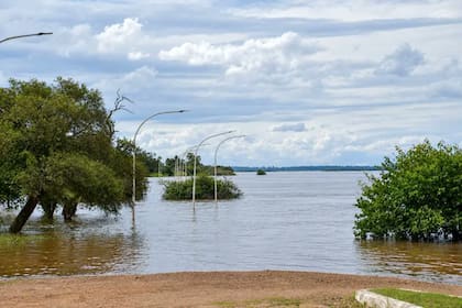 Respecto de lo que ocurre en algunas ciudades de Corrientes, la localidad de Monte Caseros registró en las últimas horas una crecida del río Uruguay que escaló a los 7,10 metros, cuatro centímetros más que ayer.