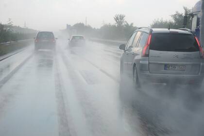 Respetar la distancia y reducir la velocidad son dos herramientas fundamentales para prevenir accidentes en días de lluvia