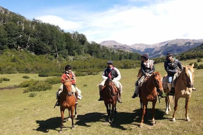 Respetuoso de las culturas locales y el medioambiente, busca impulsar el desarrollo de las pequeñas comunidades; alojarse con lugareños o aprender a tejer en telar son algunas de las propuestas