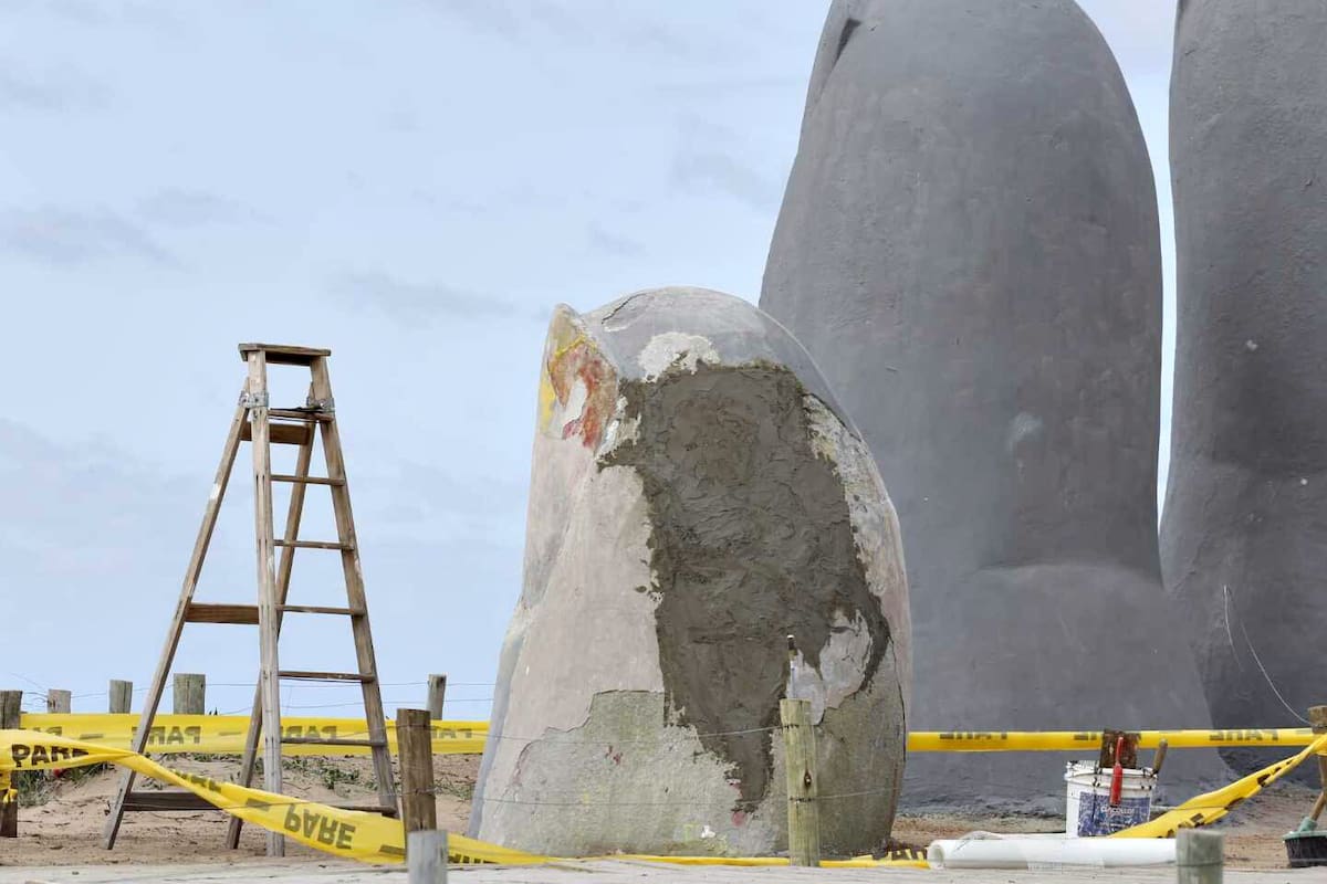Restauración de la obra "Los Dedos" de Punta del Este