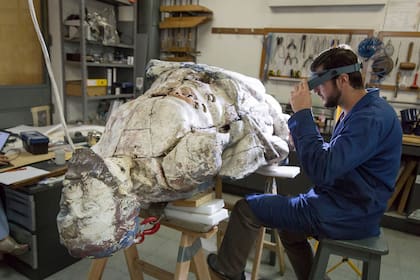 Restauracion de mascarones de proa en la fundacion Tarea, a cargo de Sergio Medrano. Buenos Aires,