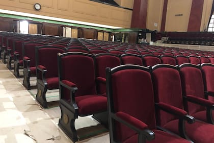 Así luce ahora el tapizado de la fila de butacas del salón de actos