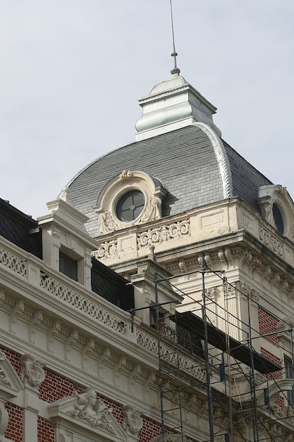 Así restauran el icónico edificio de Gobierno de la Provincia de Buenos Aires, un palacio neorrenacentista de 1892