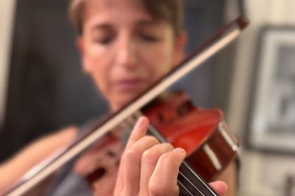 Restaurado por la Maison Vatelot-Rampal, el violín Caressa volvió a sonar en la Maison Paul Beuscher, en París, bajo los dedos de Sarah Dayan, acompañada al piano por David Kadouch.