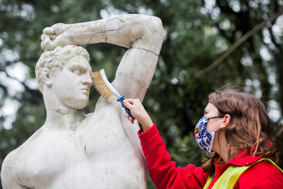 Restauran más de 400 esculturas en La Plata
