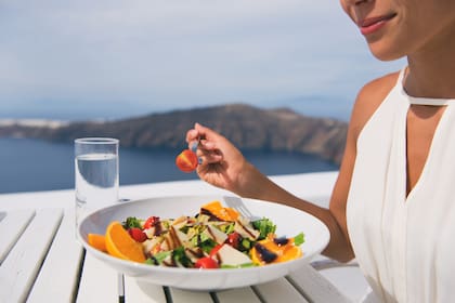 La dieta mediterránea se ha convertido en la base de una alimentación saludable para el corazón, con beneficios para la salud que incluyen tener la presión arterial y el colesterol más bajos