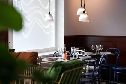 El restaurante cuenta con un salón y una terraza