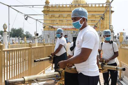 Restaurantes, comercios y lugares de culto abrirán hoy; reducen los toques de queda