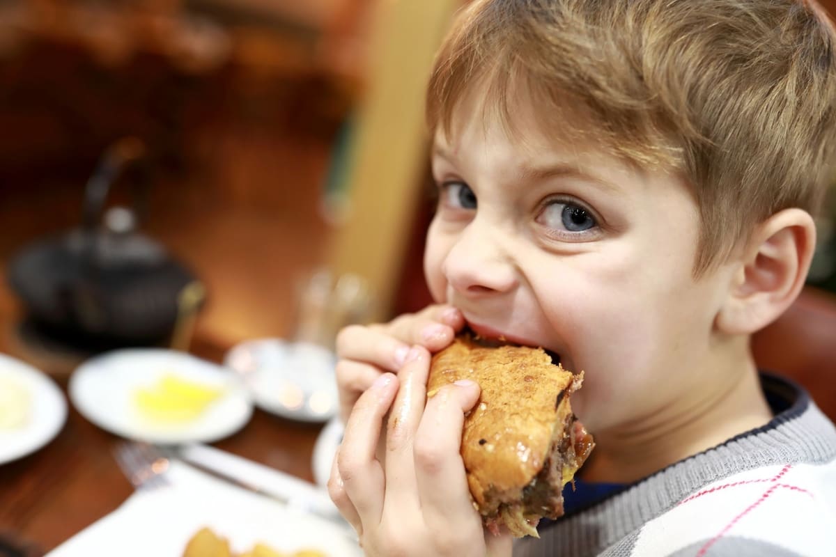 Restaurantes para ir con chicos. Foto: Canva