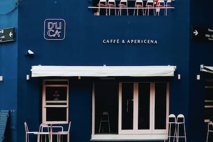 Restaurantes y cafés en esquinas para admirar, sentarse y disfrutar.