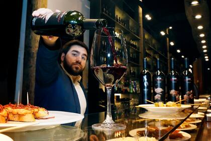 Restaurantes y hoteles apuestan por ofrecer como diferencial vinos propios, elaborados en función de la identidad del establecimiento