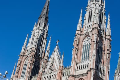 La decisión de realizarla en estilo Neogótico es por considerar al gótico puramente cristiano