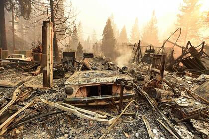Restos calcinados de un vehículo en lo que era un garage en California,