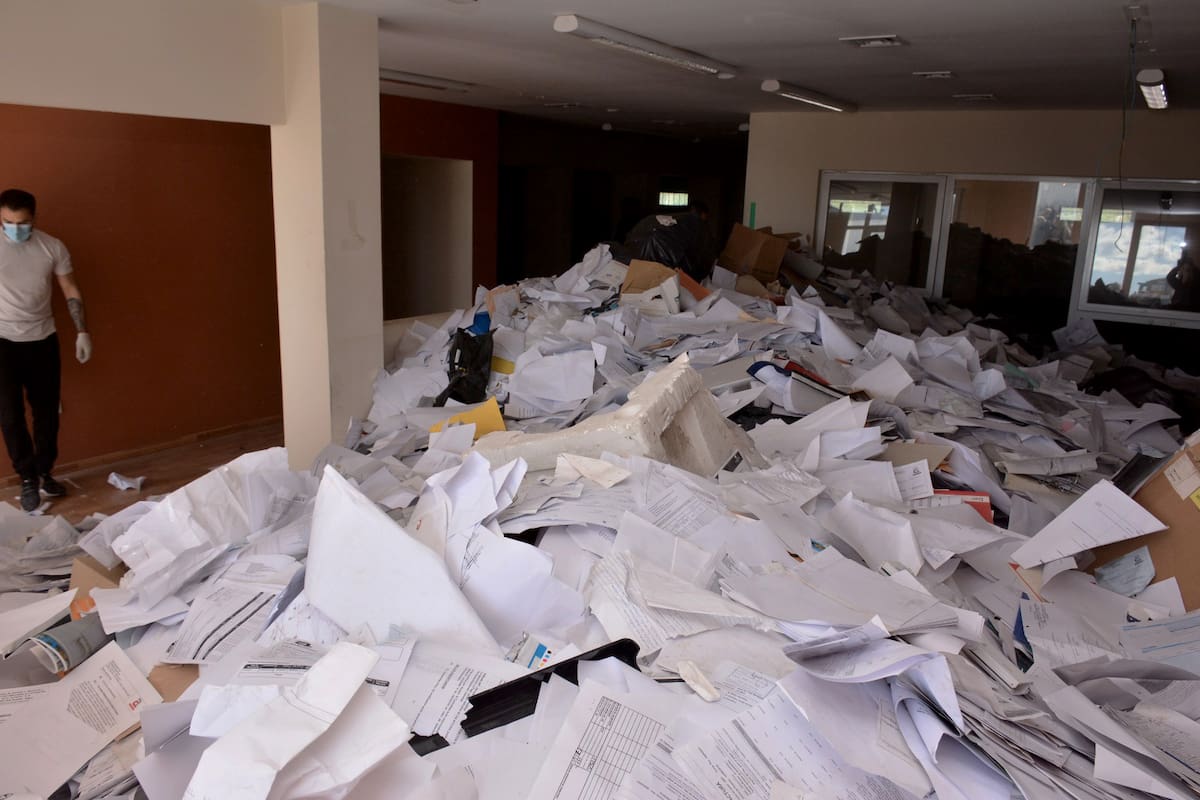 Restos de archivos en el predio que fuera de Austral Construcciones, de Lázaro Báez. Horacio Córdoba