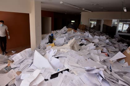 Restos de archivos en el predio que fuera de Austral Construcciones, de Lázaro Báez. Horacio Córdoba