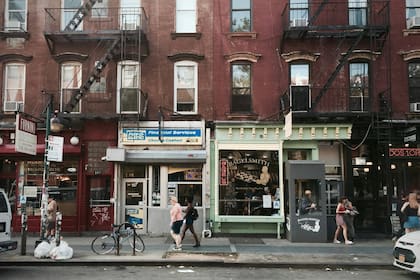 Restos de comida, papel manchado con alimentos y desechos de jardín: los tres componentes clave del compostaje obligatorio en NYC