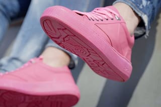 Holanda recupera chicles tirados y hace zapatillas